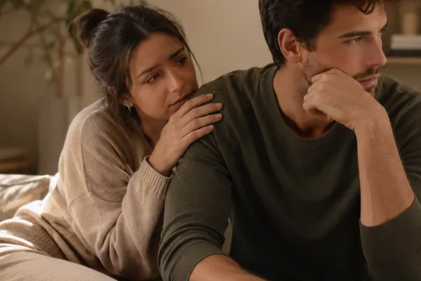 Mulher com dependência emocional sob o homem
