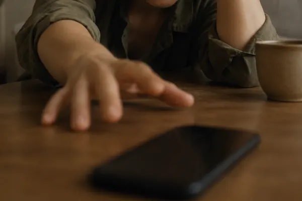 Pessoa com dificuldade de deixar o celular